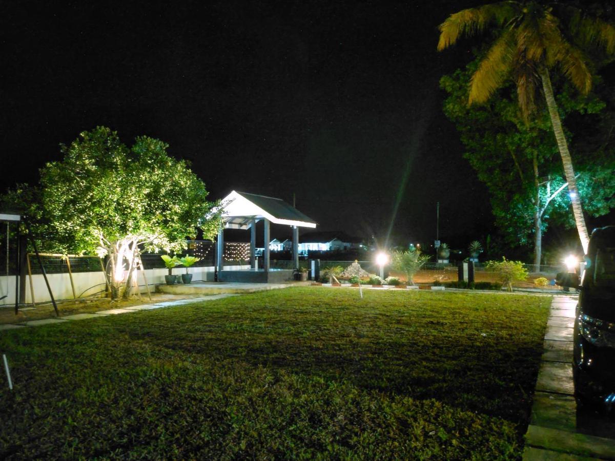Aleesa Roomstay ปาเซร์ปูเตะห์ ภายนอก รูปภาพ