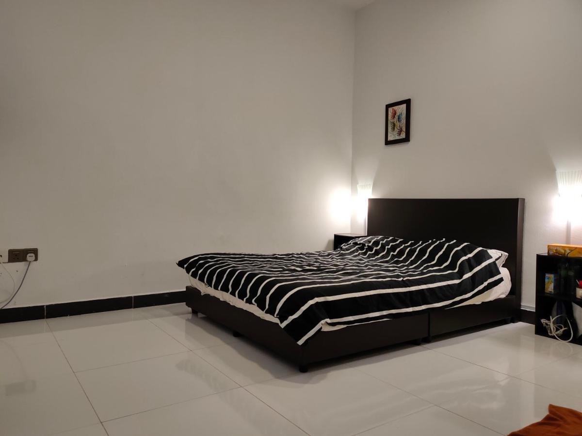 Aleesa Roomstay ปาเซร์ปูเตะห์ ภายนอก รูปภาพ
