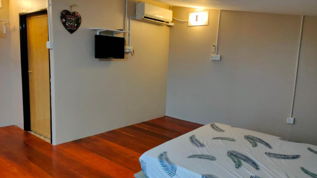 Aleesa Roomstay ปาเซร์ปูเตะห์ ภายนอก รูปภาพ