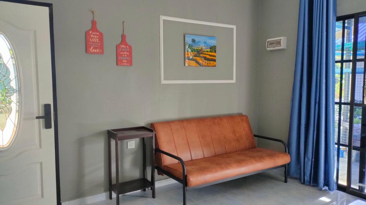 Aleesa Roomstay ปาเซร์ปูเตะห์ ภายนอก รูปภาพ