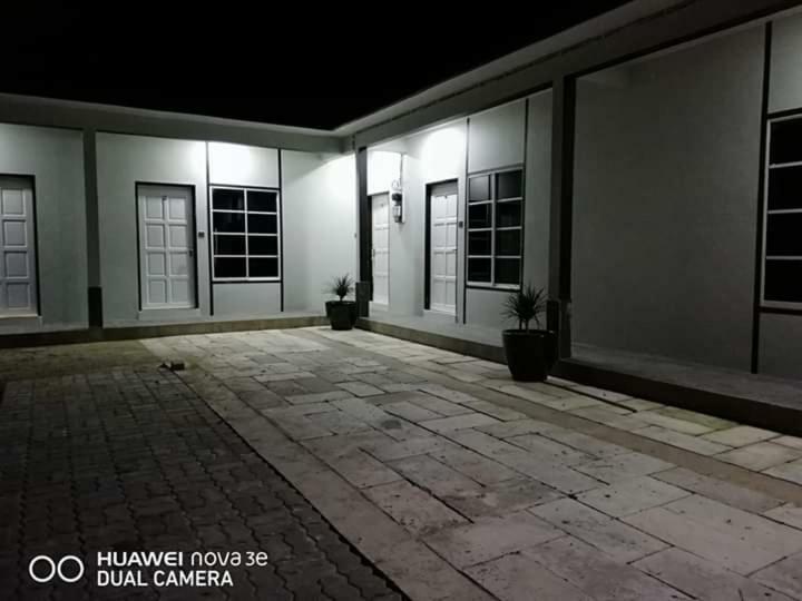 Aleesa Roomstay ปาเซร์ปูเตะห์ ภายนอก รูปภาพ